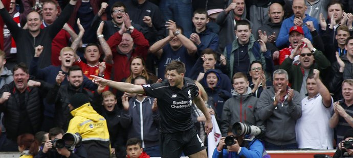 Jediná radost. Steven Gerrard se při svém rozlučkovém zápase za Liverpool zapsal mezi střelce. Jenže po debaklu 1:6 na půdě Stoke Gerrard radost určitě neměl.