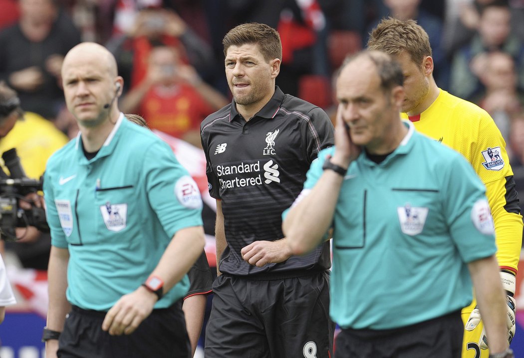 Steven Gerrard nastupuje ke svému poslednímu zápasu v dresu Liverpoolu. Asi ještě netušil, jaký debakl jeho tým na půdě Stoke utrpí, prohrál 1:6.