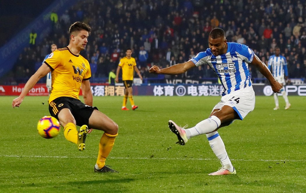 Steve Mounie rozhodl gólem z nastavení o výhře Huddefsfieldu nad Wolves