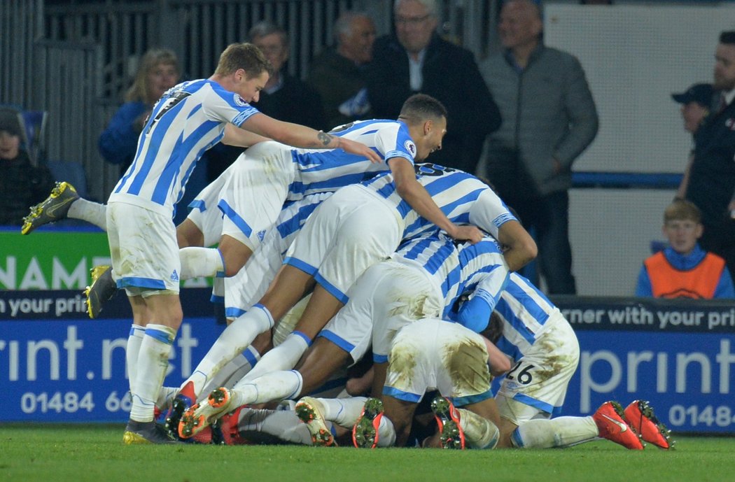 Fotbalisté posledního Huddersfieldu se radují z vítězného gólu proti Wolves