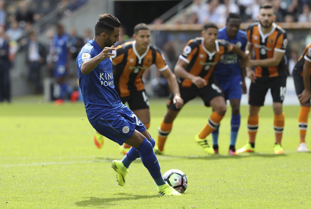 Riyad Mahrez proměňuje penaltu v útkání úvodního kola Premier League na hřišti Hullu. Úřadující mistr z Leicesteru vyrovnal na 1:1.