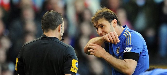 Takhle mě kousnul! Branislav Ivanovič ukazuje sudímu Kevinu Friendovi, jak ho Luis Suárez nečekaně atakoval ve víkendovém šlágru Liverpoolu s Chelsea