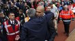 Trenérské legendy se zdraví. Manažer Manchesteru United José Mourinho se objal s Pepem Guardiolou, šéfem lavičky Citizens, před výkopem derby v Premier League.