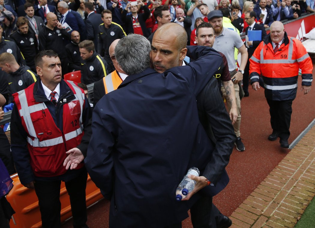 Trenérské legendy se zdraví. Manažer Manchesteru United José Mourinho se objal s Pepem Guardiolou, šéfem lavičky Citizens, před výkopem derby v Premier League.