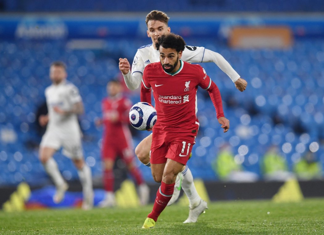 Mohamed Salah uniká Diegu Llorentemu z Leedsu