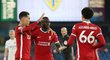 Liverpoolští fotbalisté se radují z branky Sadia Maného na hřišti Leedsu