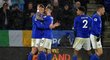 Fotbalisté Leicesteru oslavují vstřelenou branku v utkání s Aston Villou