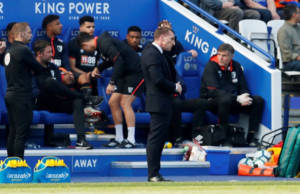 Kouč Leicesteru Brendan Rodgers sleduje výkon svých svěřenců