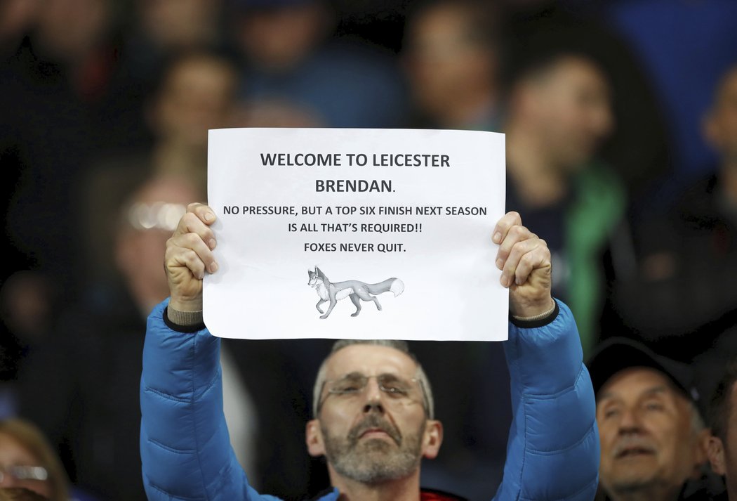 Fanoušci Leicesteru proti Brightonu přivítali nového manažera. Konkrétně tento fanoušek nechce na Rodgerse tlačit, ale pro příští sezonu chce vidět &#34;lišky&#34; v první šestce tabulky.