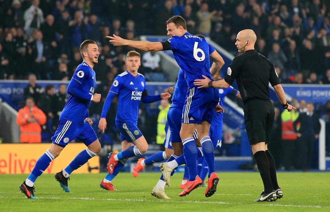 Fotbalisté Leicesteru se radují z branky v utkání proti Crystal Palace