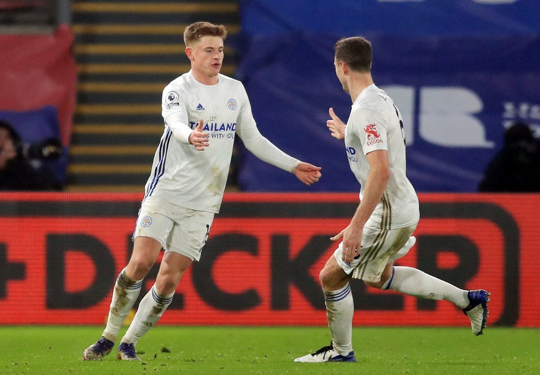 Radost fotbalistů Leicesteru z gólu v utkání proti Crystal Palace