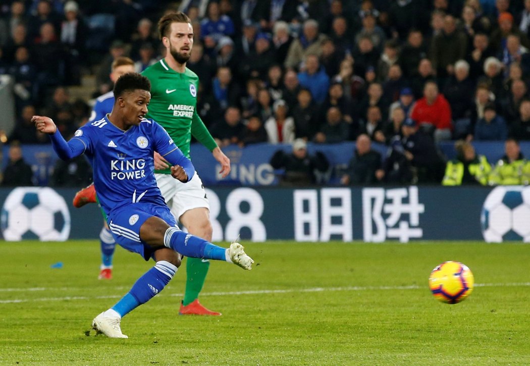 Křídelník Leicesteru Demarai Gray dává gól Burnley