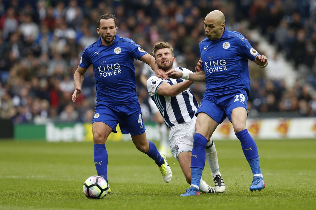 Yohan Benalouane a Danny Drinkwater z Leicesteru brání Jamese Morrisona z WBA