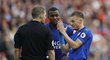 Anglický útočník Leicesteru Jamie Vardy debatuje s rozhodčím v utkání s Liverpoolem