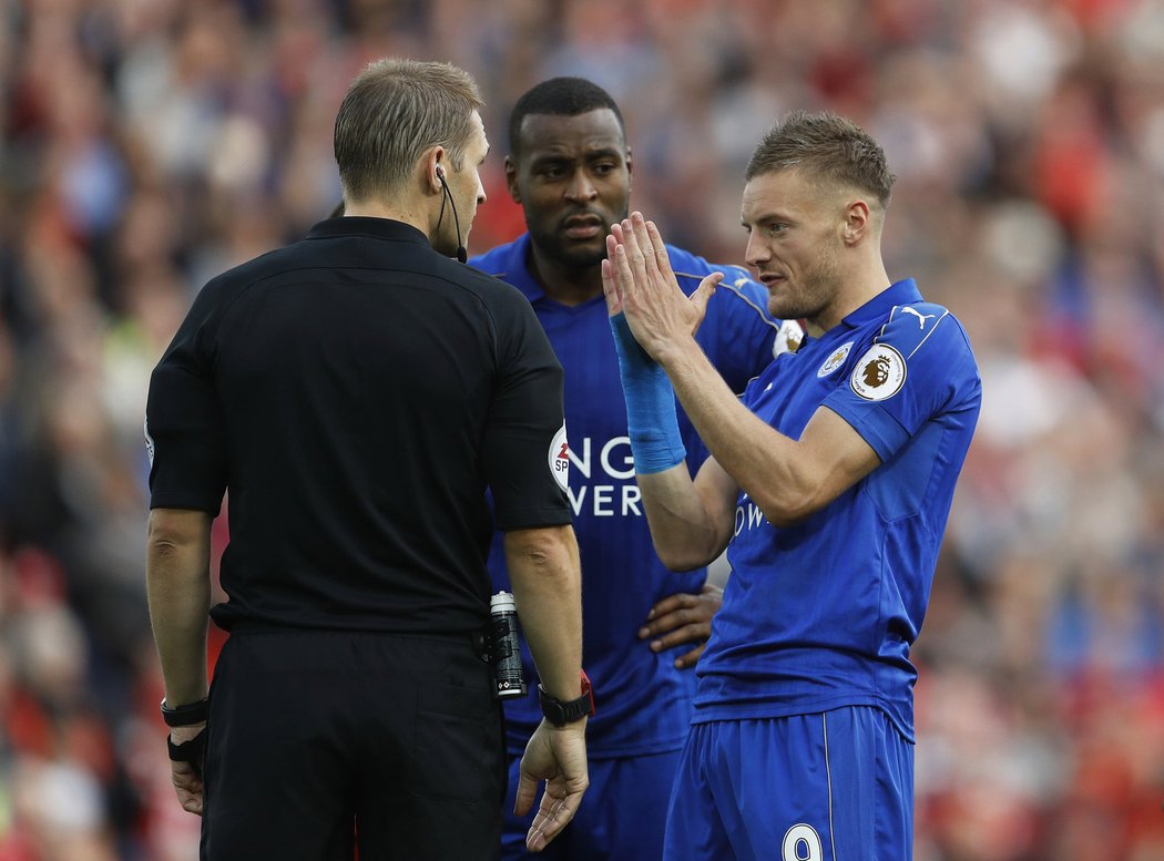 Anglický útočník Leicesteru Jamie Vardy debatuje s rozhodčím v utkání s Liverpoolem
