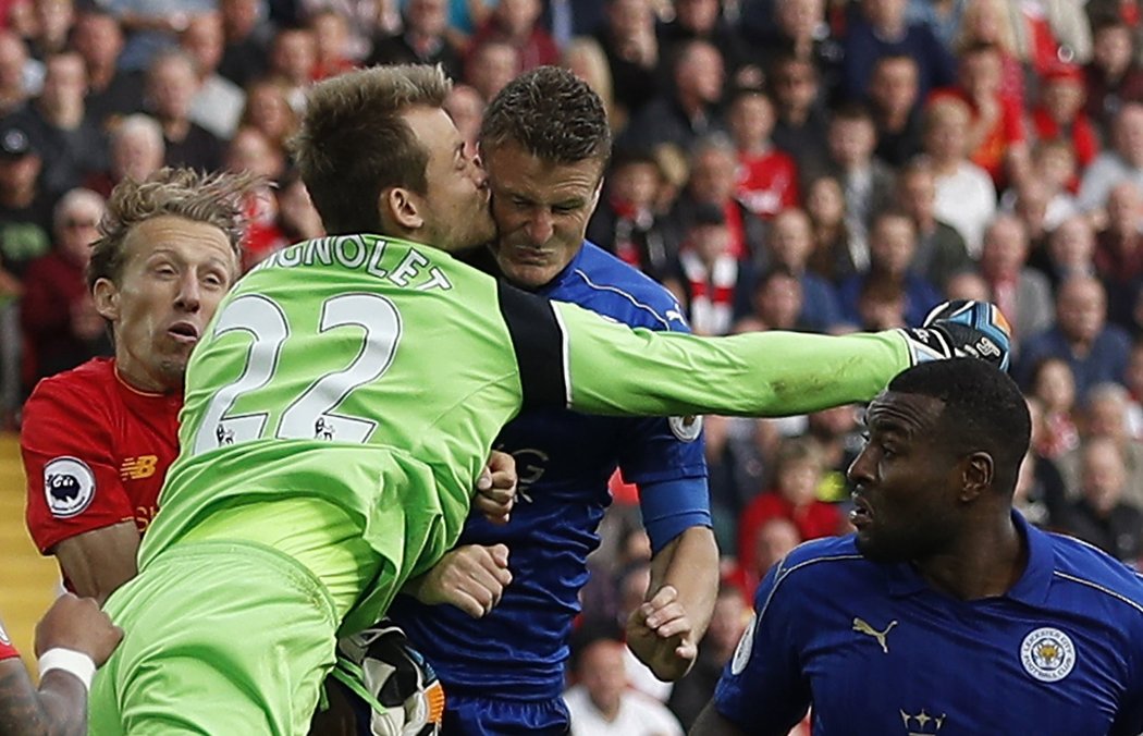 Tvrdý souboj před brankou v zápase Liverpoolu s Leicesterem