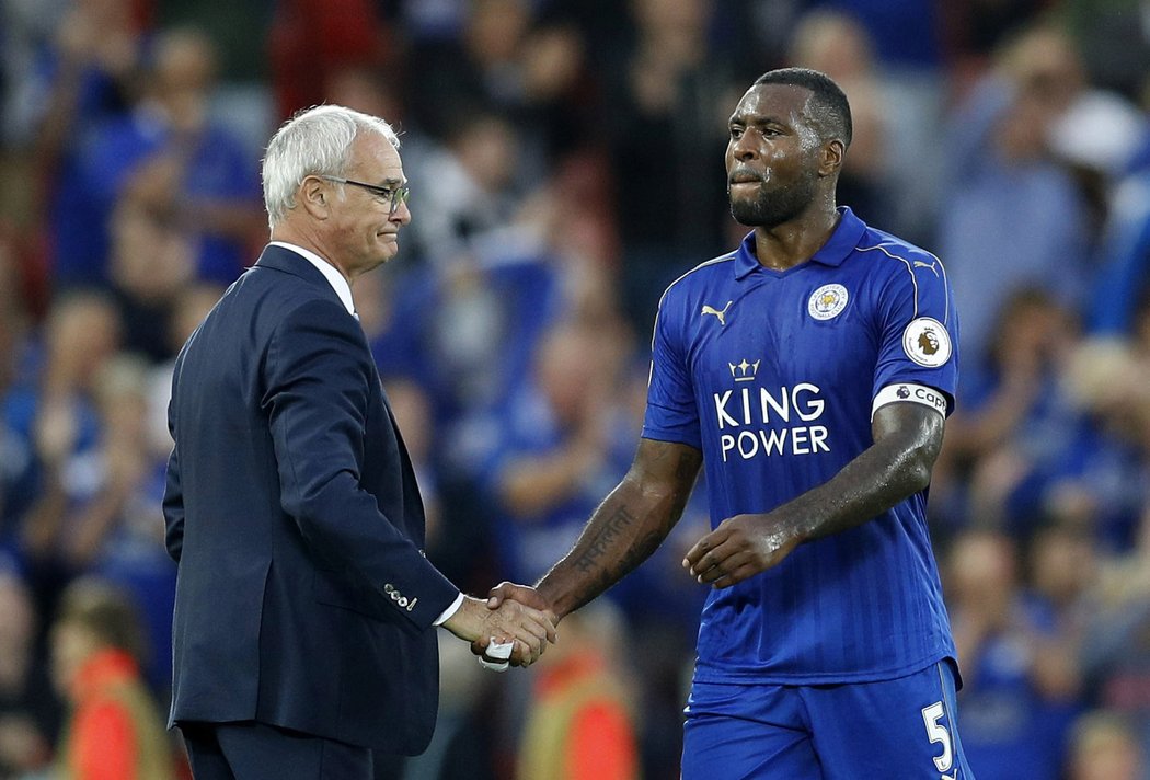 Trenér Claudio Ranieri si podává ruku s kapitánem Leicesteru Wesem Morganem