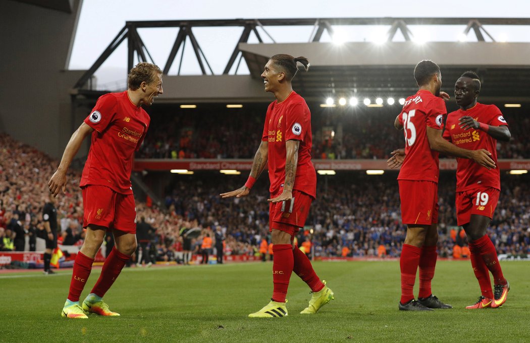 Hráči Liverpoolu slaví jednu z branek do sítě Leicesteru