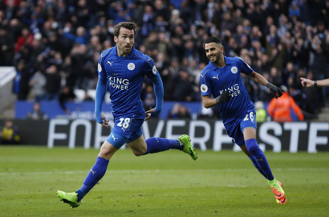 Christian Fuchs a Riyad Mahrez se postarali o góly Leicesteru proti Hullu