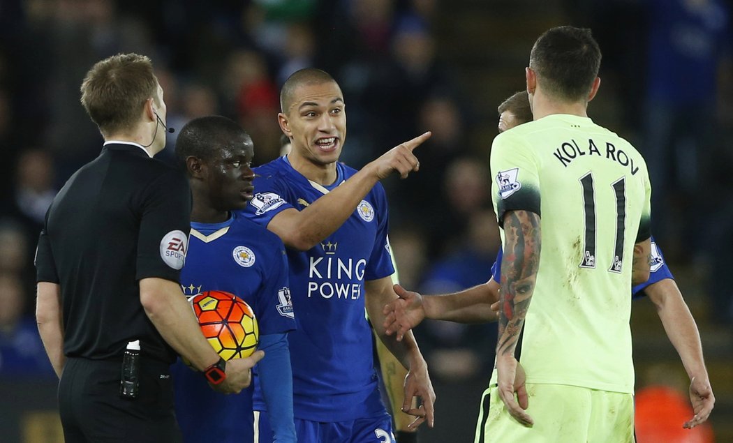 Obránce Manchesteru City Aleksandar Kolarov v debatě s hráči Leicesteru