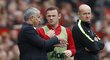 Wayne Rooney debatuje před nástupem na hřiště s Josém Mourinhem