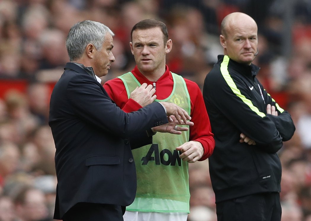 Wayne Rooney debatuje před nástupem na hřiště s Josém Mourinhem