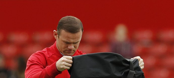 Wayne Rooney před utkáním Manchesteru United s Leicesterem připravuje balony během předzápasové rozcvičky