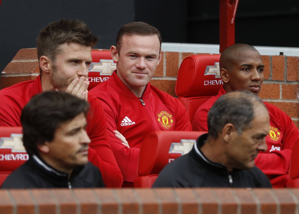 Nezvyklý pohled. Wayne Rooney na lavičce náhradníků Manchesteru United