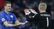 Robert Huth a Kasper Schmeichel se radují z výhry Leicesteru proti Hullu