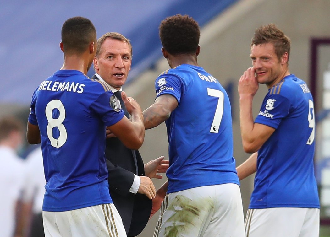 Trenér Brendan Rodgers se raduje se svými svěřenci z důležitého vítězství proti Sheffieldu