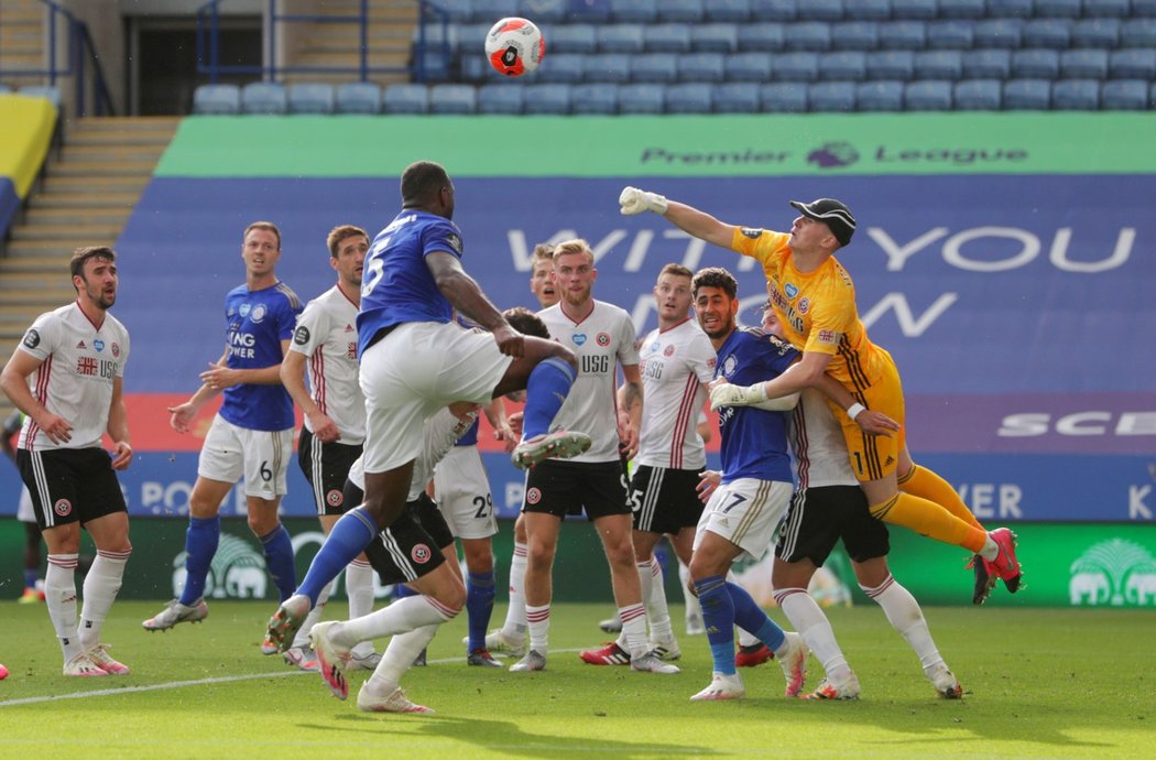 Dean Henderson, brankář Sheffieldu, si na utkání na hřišti Leicesteru navlékl i kšiltovku