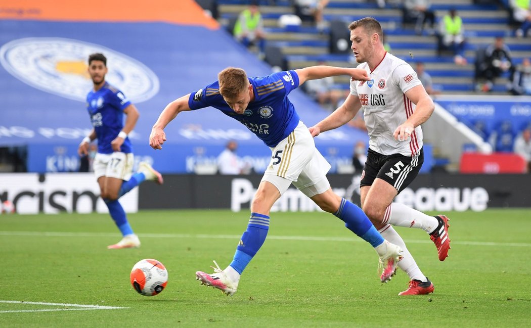 Harvey Barnes z Leicesteru se snaží zakončit v utkání proti Sheffieldu United