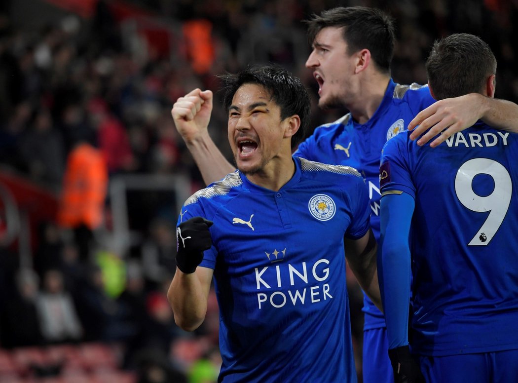 Gólová radost hráčů Leicesteru po brance útočníka Shinji Okazakiho