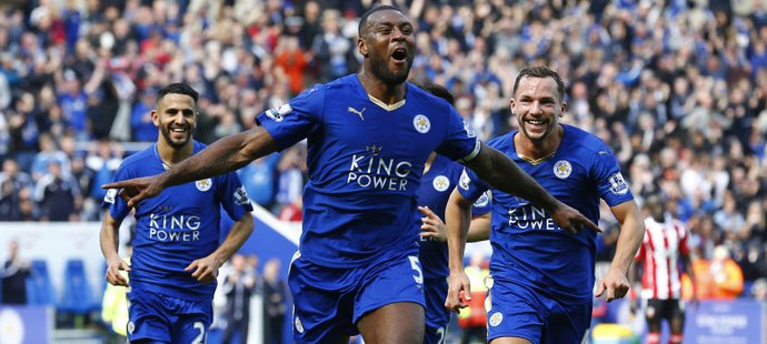 Wes Morgan z Leicesteru slaví svůj gól do sítě Southamptonu