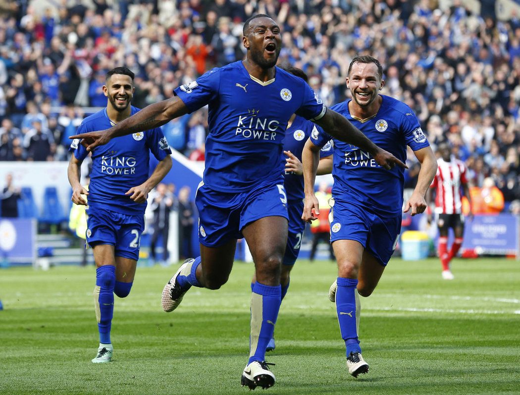 Wes Morgan z Leicesteru slaví svůj gól do sítě Southamptonu