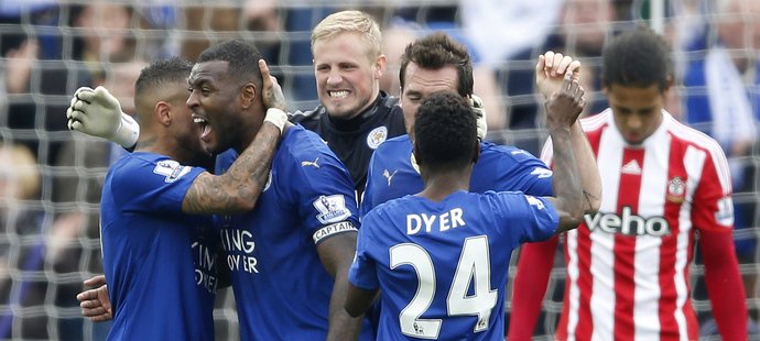 Fotbalisté Leicesteru slaví vítězství nad Southamptonem