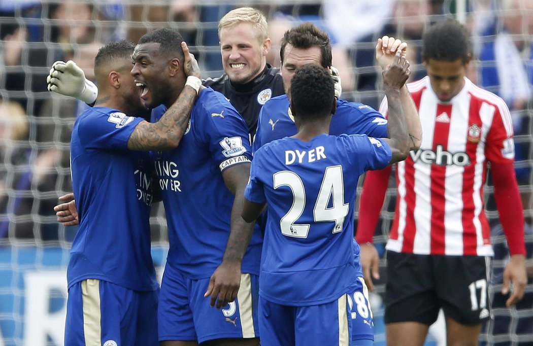 Fotbalisté Leicesteru slaví vítězství nad Southamptonem