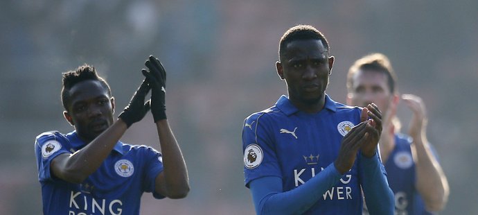Fotbalisté Leicesteru děkují fanouškům poté, co schytali velkou porážku na hřišti Southamptonu