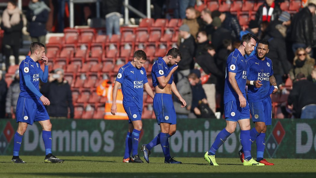 Zklamaní fotbalisté Leicesteru opouští hřiště po porážce od Southamptonu