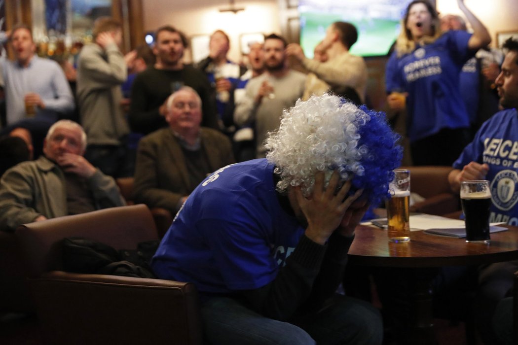 Fanoušci Leicesteru sledují utkání Chelsea s Tottenhamem, které mohlo rozhodnout o titulu jejich klubu