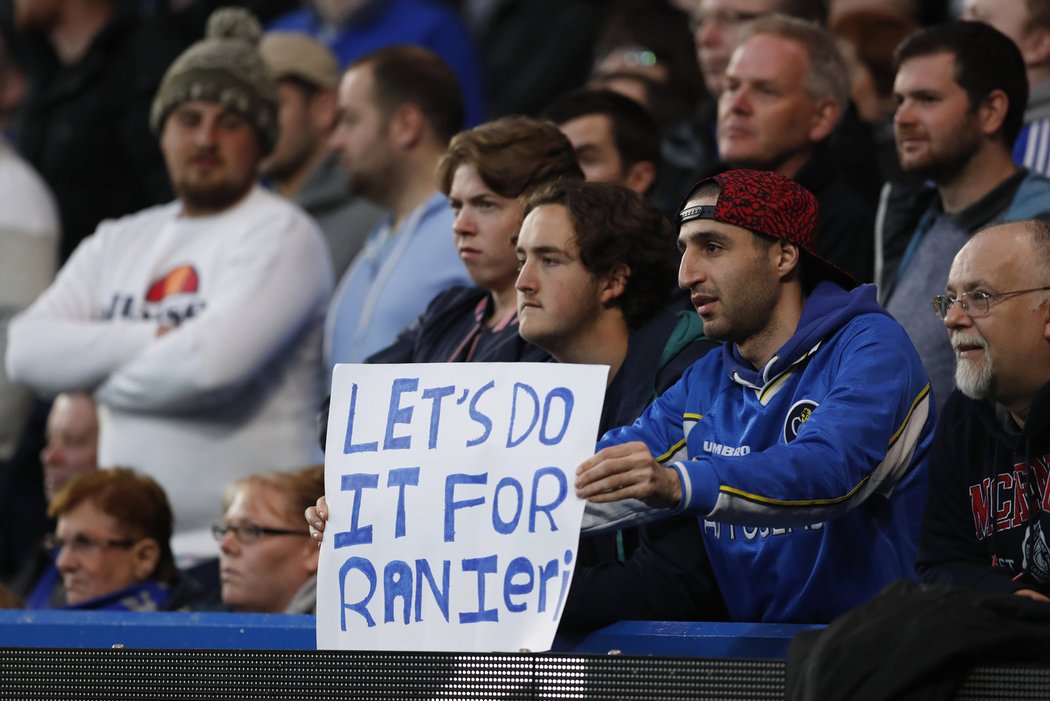 Transparent na stadionu Chelsea, aby hráči porazili Tottenham pro trenéra Leicesteru Claudia Ranieriho