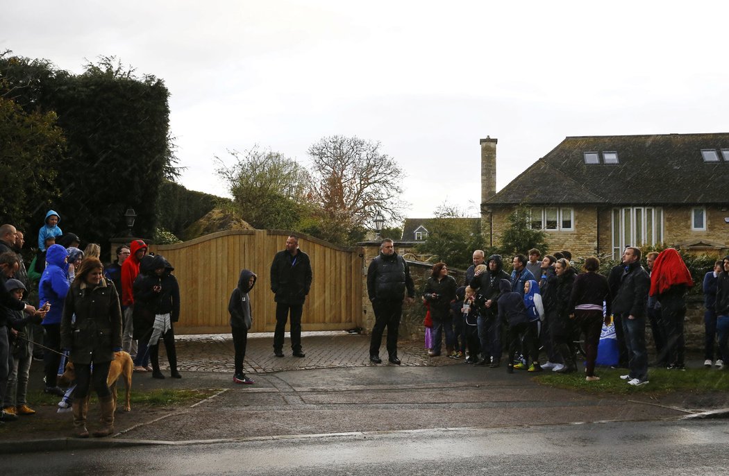 Fanoušci Leicesteru před domem útočníka Jamie Vardyho