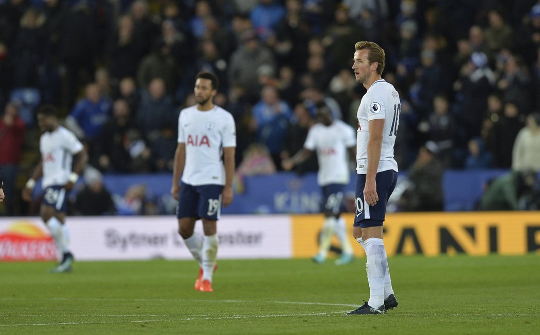 Fotbalisté Tottenhamu v čele s kanonýrem Harrym Kanem nevěřícně koukají po inkasované brance v utkání proti Leicesteru