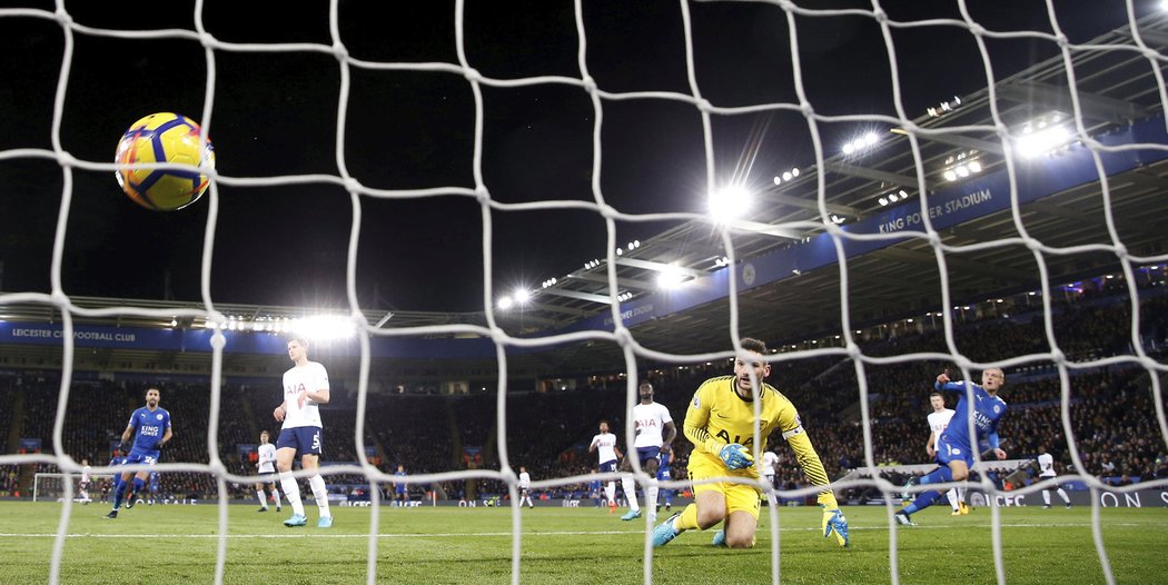 Jamie Vardy z Leicesteru právě překonal brankáře Tottenhamu Huga Llorise