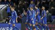 Fotbalisté Leicesteru se radují z branky Alžířana Riyada Mahreze v utkání proti Tottenhamu