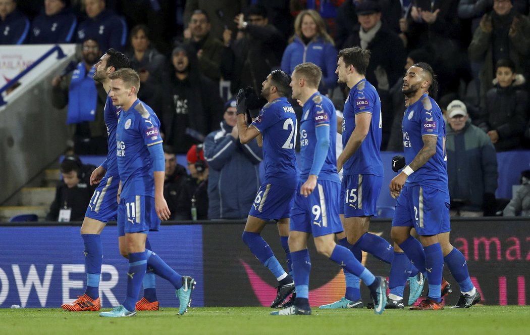 Fotbalisté Leicesteru se radují z branky Alžířana Riyada Mahreze v utkání proti Tottenhamu