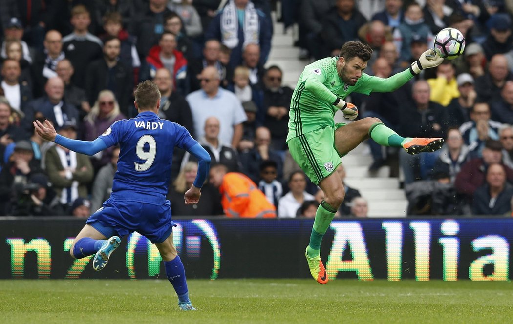 Brankář West Bromwich Albion Ben Foster zasahuje před Jamiem Vardym z Leicesteru