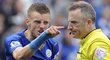 Útočník Leicesteru Jamie Vardy krátce poté, co ho Jonathan Moss po druhé žluté kartě vyloučil z utkání