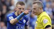 Útočník Leicesteru Jamie Vardy krátce poté, co ho Jonathan Moss po druhé žluté kartě vyloučil z utkání