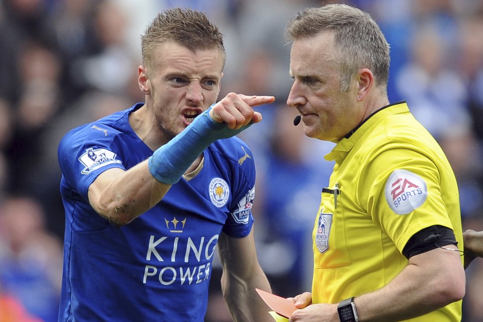 Útočník Leicesteru Jamie Vardy krátce poté, co ho Jonathan Moss po druhé žluté kartě vyloučil z utkání